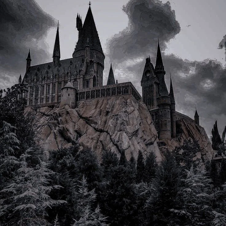 Imagem em preto e branco do Castelo de Hogwarts, preservada do arquivo original